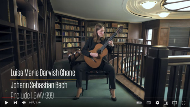 Videodreh im Lesesaal: Luisa Marie Darvish Ghane spielt Bach und Barrios Mangoré